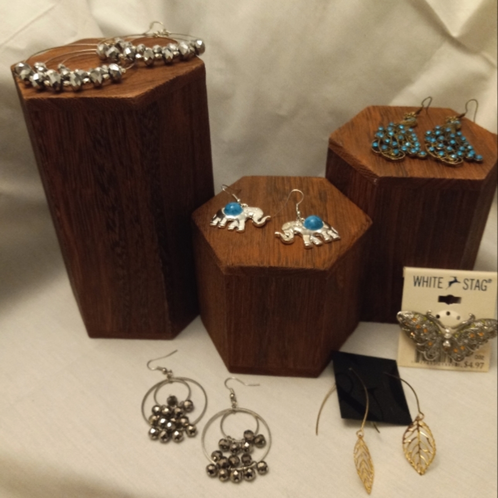 Lot of 6 earings & broach